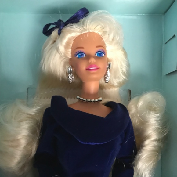 Vintage Avon Exclusive Special Ed Winter Velvet Barbie 1st in Series 1995 NIB - Picture 4 of 7